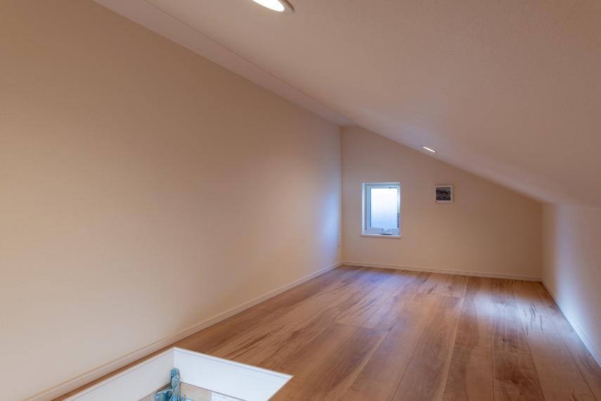 収納 小屋裏収納は、クリスマスツリーなどのイベント小物や、お子さんの工作・お絵かきなどの作品をしまうのにも重宝します。
