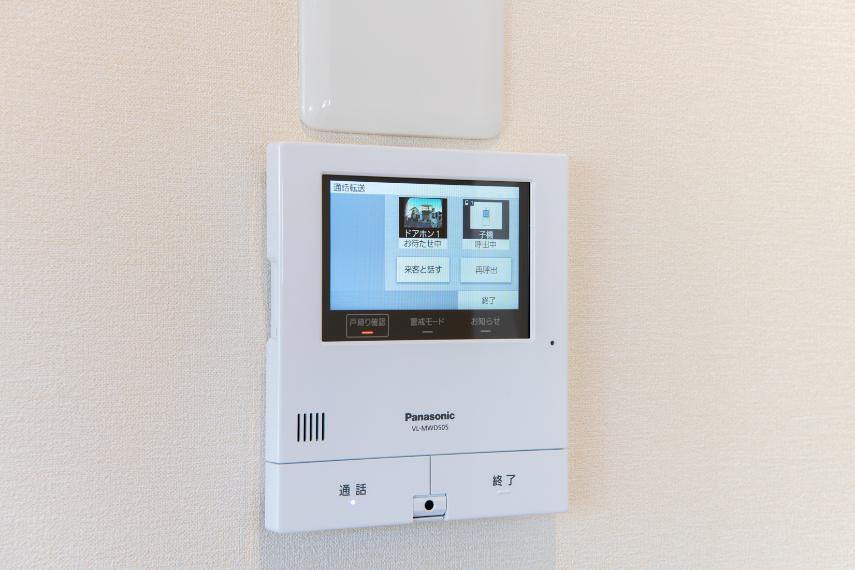 外出中のスマホとのビデオ通話や、外出中の来客対応、録画機能など多数機能を搭載したインターフォン。