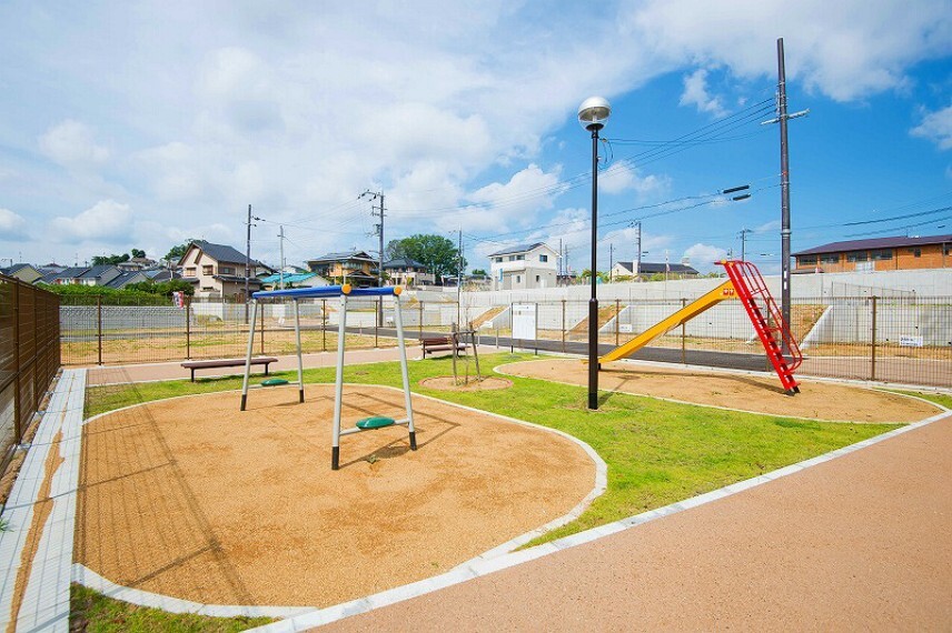 現況写真 【街区内公園】子供たちがのびのびと毎日体を動かして遊べるよう、タウン内には遊具付きの公園を設けております。また、地域の方々とのコミュニティスペースとしてもお使いいただける憩いの場です。