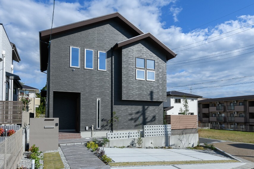 株式会社日本中央住販 学園前本店■営業時間9:30~18:00■定休日/火曜・水曜(祝日は営業)