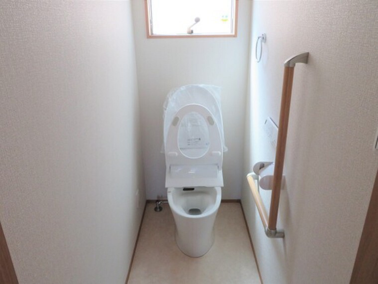 トイレ 手摺り付の気遣いが嬉しいトイレ。