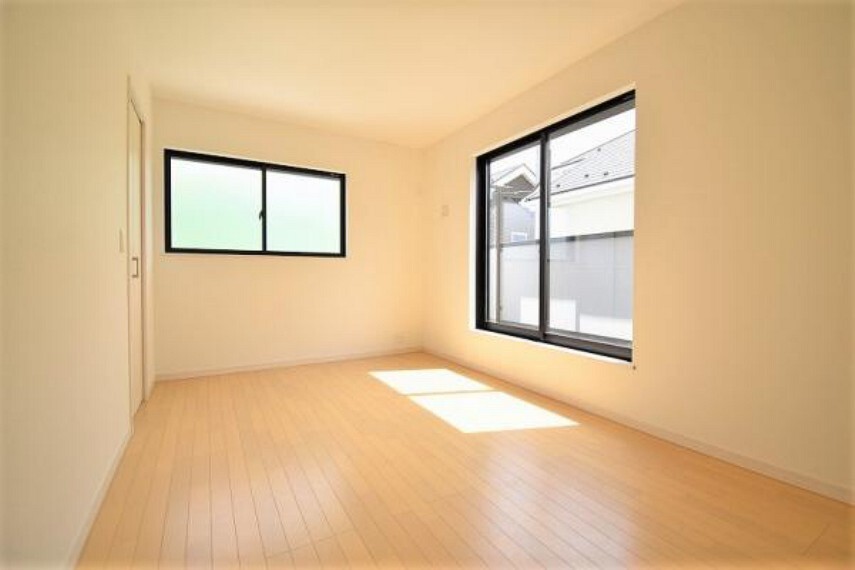 7.5帖の洋室!窓が大きく、日中の温かい光がお部屋全体に降り注ぎます