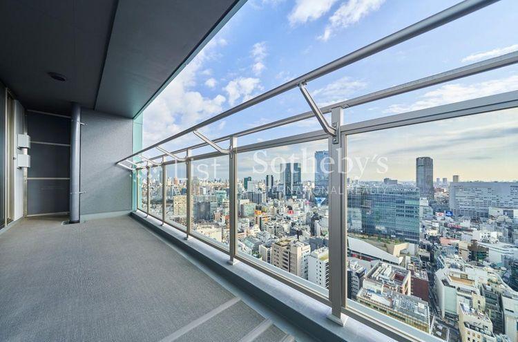 バルコニー Balcony ワイドなバルコニーで、開放感を演出します。