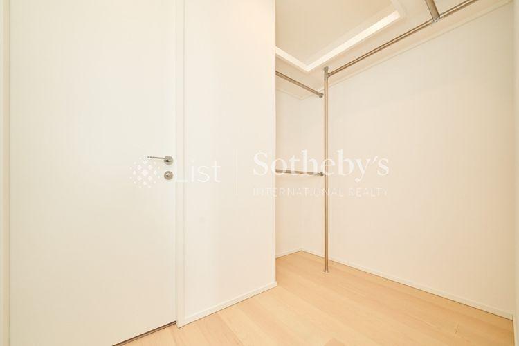 収納 Walk in Closet 一目で収納物を確認できるウォークインクロゼットは、ゆとりの広さを備えた大型収納です。