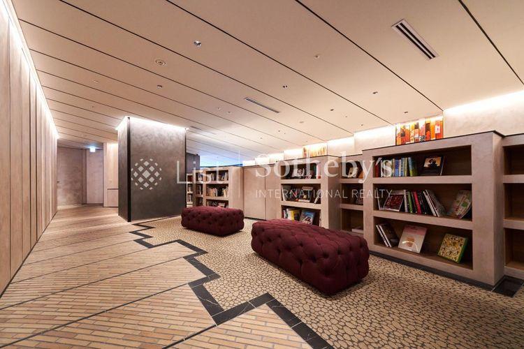 Library Lounge 知性を刺激するオープンライブラリーラウンジ抽象的なアートや360°から座れるソファ、無垢素材を用いたシェルフなど、温もりが薫る空間です。