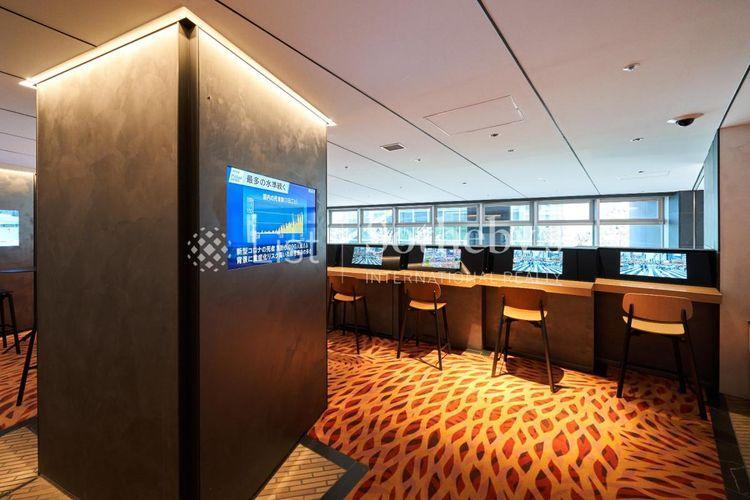 Media Lounge 人と情報が行き交う空間。ビジネスシーンに応えるために、プリンターを設置したオフィスサポートコーナーを隣接させています。