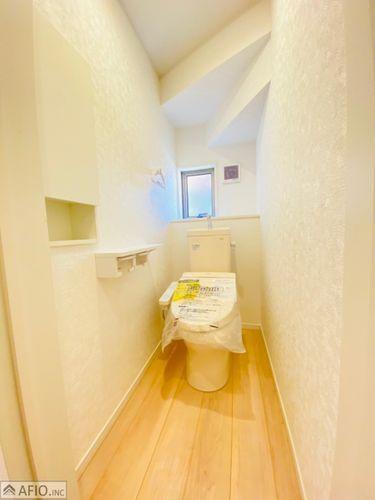 トイレ 1・2階ウォシュレットトイレ完備。壁面収納付でストックも置けて便利。