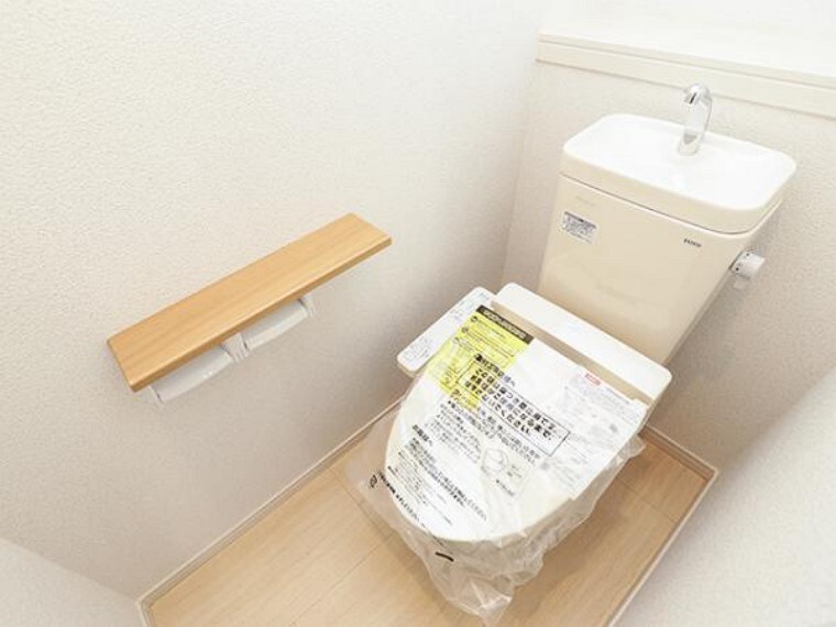 同仕様写真(内観) \同仕様写真/1階、2階どちらにも節水省エネ仕様のシャワートイレを採用しています。