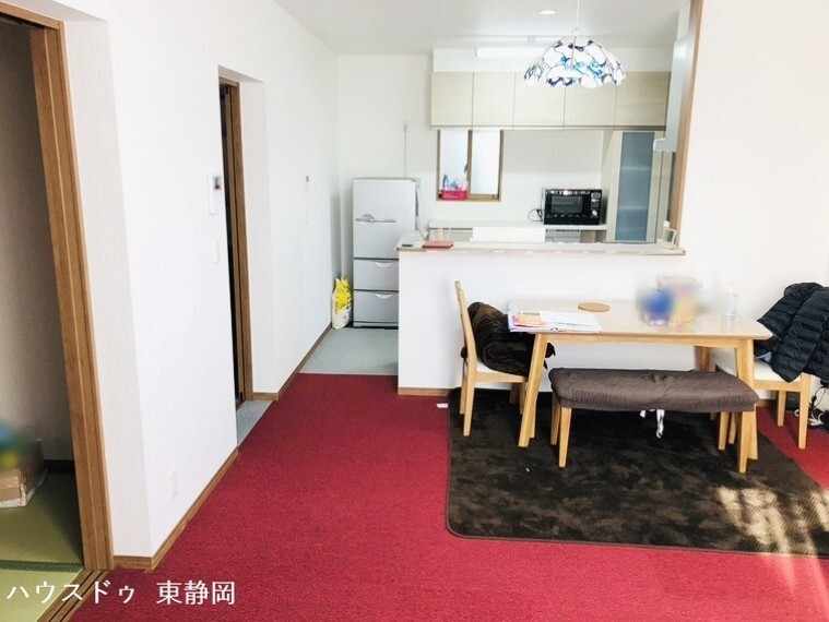 居間・リビング 16帖のLDK。カウンターキッチンのためリビングの様子が伺えます。3帖の畳コーナーへと出入りが可能。