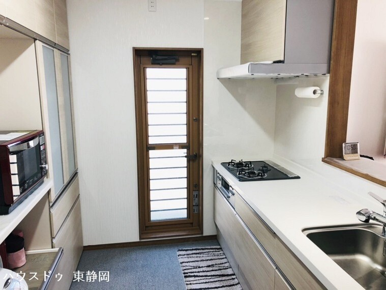 キッチン 勝手口のあるキッチンです。3口コンロを使用したシステムキッチンは、作業台も広く、調理の際に便利です。