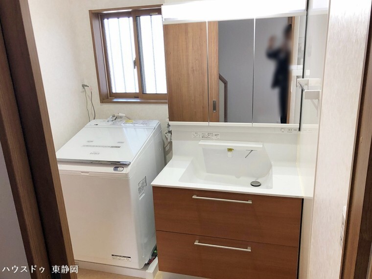 洗面化粧台 シャワーヘッドタイプの洗面台です。三面鏡の中は収納になっているため、小物が収納できて洗面台はいつもスッキリ。