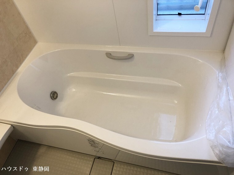 浴室 浴槽には家族みんなが安心して使える手すり付き!