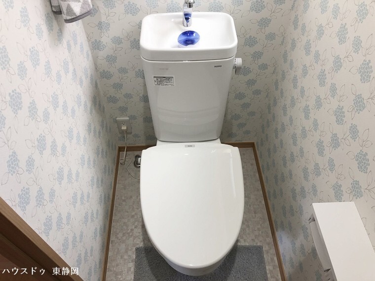 トイレ 窓有りのトイレです。一階と二階の二か所あり。