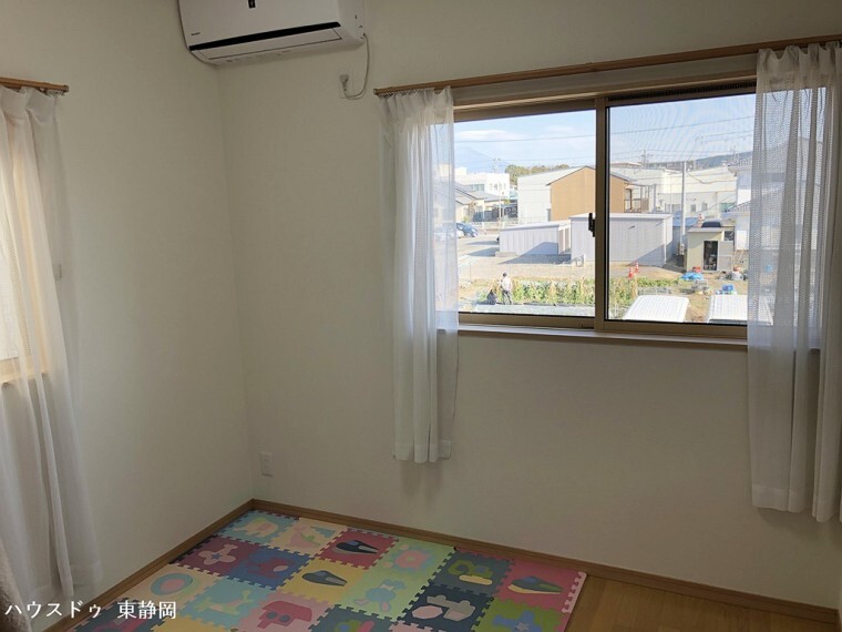 洋室 間取図二階上側の5帖洋室。二面採光のお部屋で、採光も通風も良好