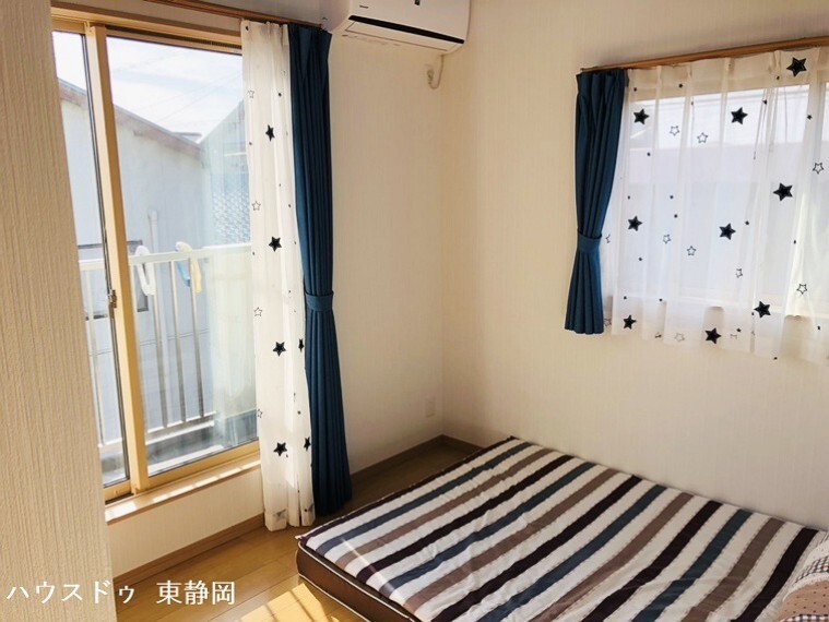 洋室 二階間取り図下側の5帖居室。バルコニーへ出ることができるので、布団を干すのも楽々。