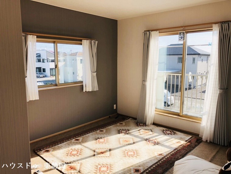 洋室 8.5帖居室。アクセントクロスの映えるお部屋です。全室収納有り!