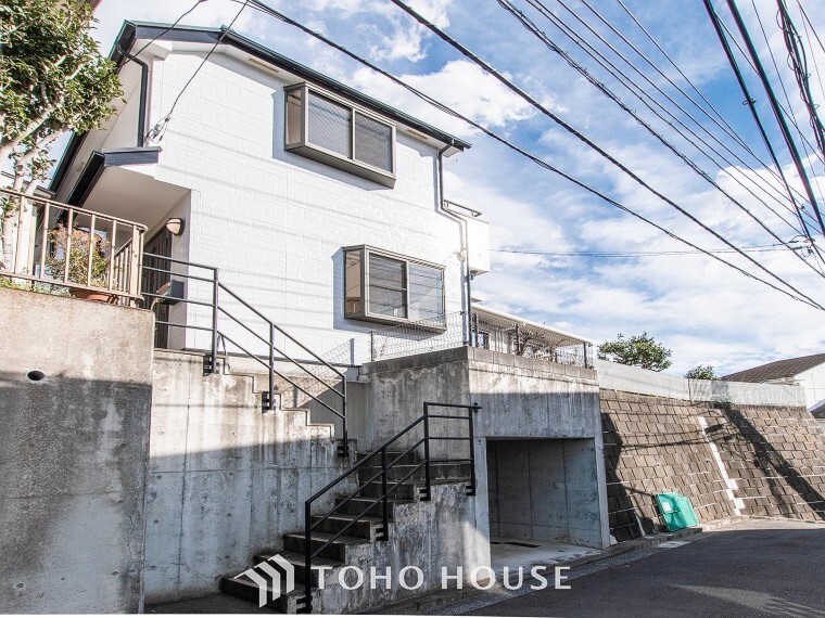 外観写真 爽やかな青空の下に贅沢なほどに降り注ぐ陽光、豊かな居住性と、クオリティが見事に調和した住空間。