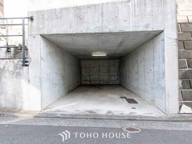 駐車場 敷地内に駐車スペースがあると、日々の暮らしのをスムーズに運ぶ事が出来ます。