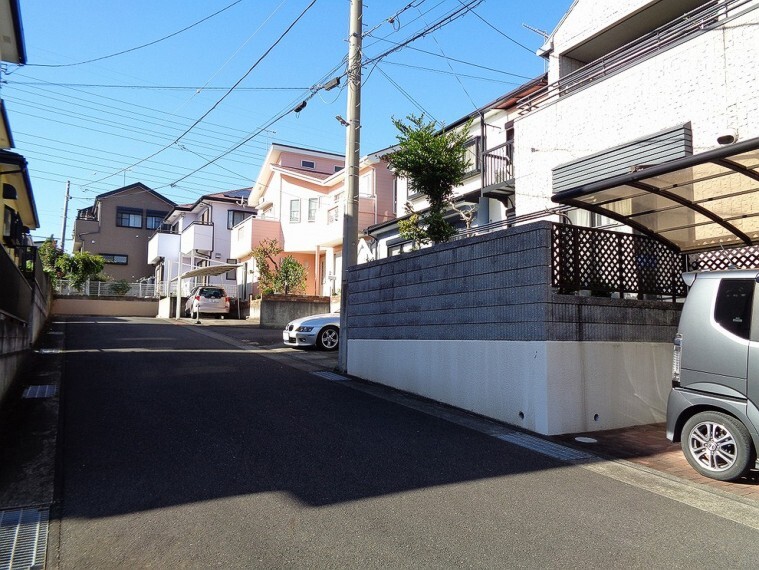 外観写真 前面道路もゆとりがあり、開放感がございます。