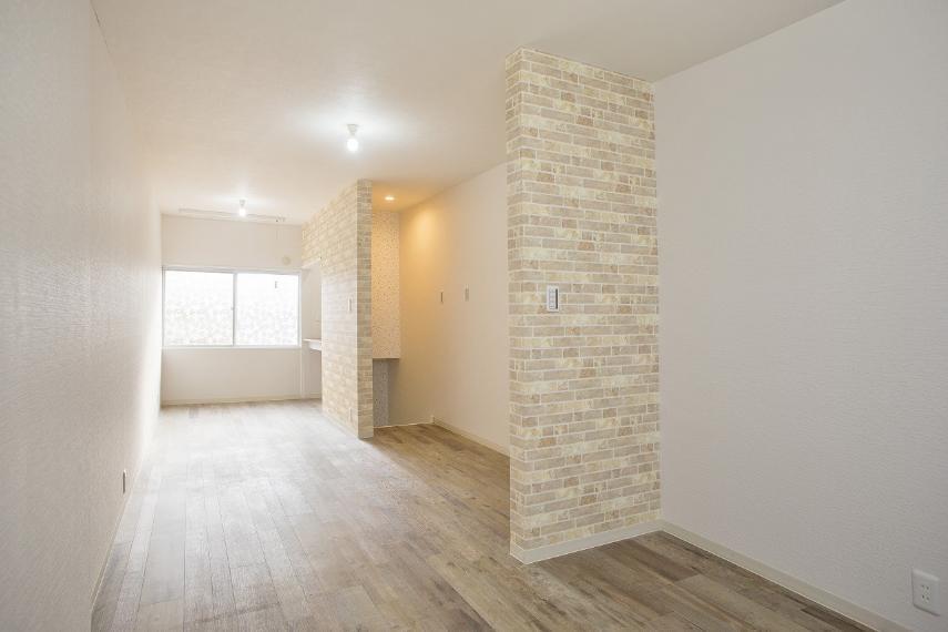 洋室 2階部分は小さいお部屋が3部屋ありましたが思い切って12帖の広々洋室に変更!