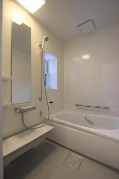 浴室 *白で統一された清潔感溢れる浴室。快適なバスタイムを演出してくれます。*