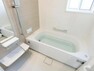 浴室 1日の疲れを癒してくれる広々バスルームは、追焚き機能付きオートバス、浴室暖房乾燥機が標準設備。