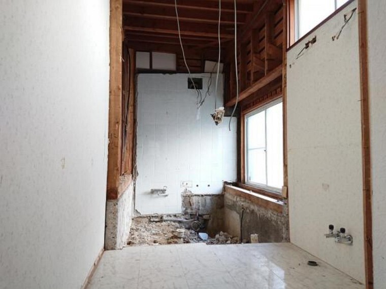 脱衣場 【リフォーム中】 1階洗面室です。 洗面化粧台交換、床クッションフロア張替、壁・天井クロス張替、照明器具交換予定。 暗くなりがちな洗面脱衣室は白を基調とした明るく清潔感のある空間に生まれ変わります。