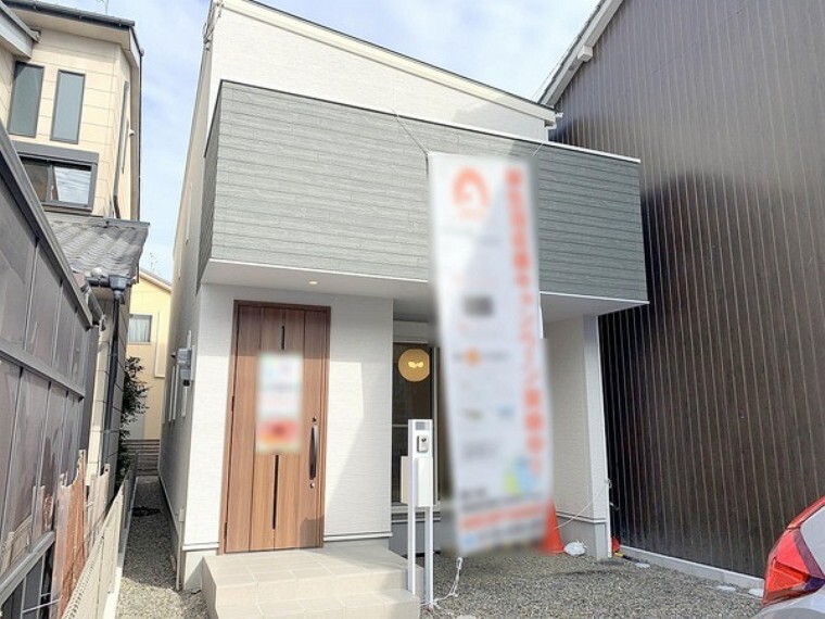 現況外観写真 たっぷりの日差しで明るい住まいは、心地よい風と光が舞い込みご家族様みなさまが自然とほっこりした気持ちになりますね。