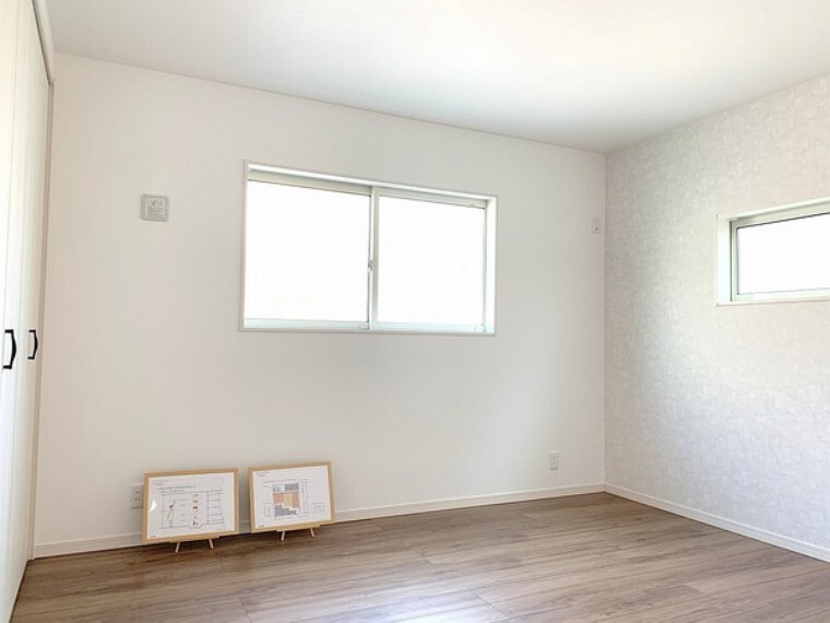 洋室 明るいお部屋には窓を開けると心地よい風が吹き込みます。