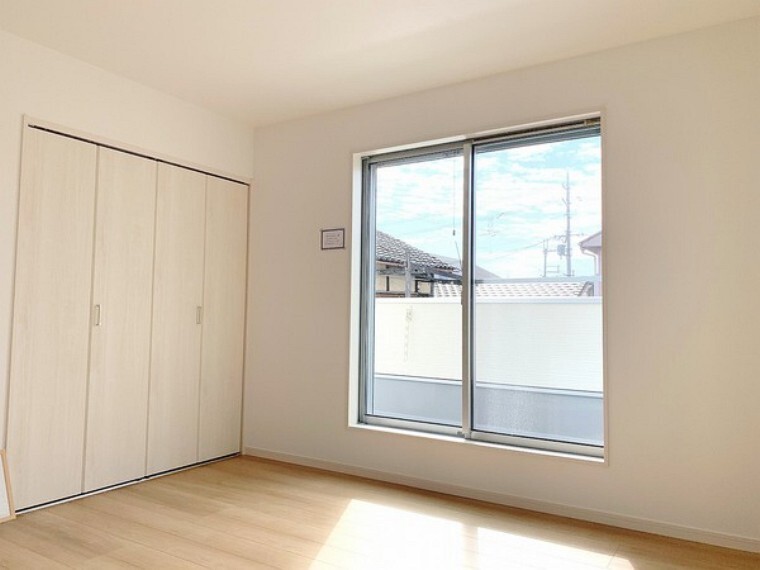 洋室 明るいお部屋には窓を開けると心地よい風が吹き込みます。