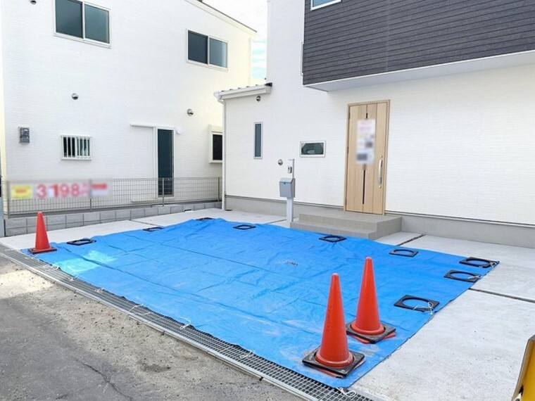 駐車場 3台分のカースペースを確保。例えば通勤とお買い物、同時にお車が必要な時などに便利に使えますね