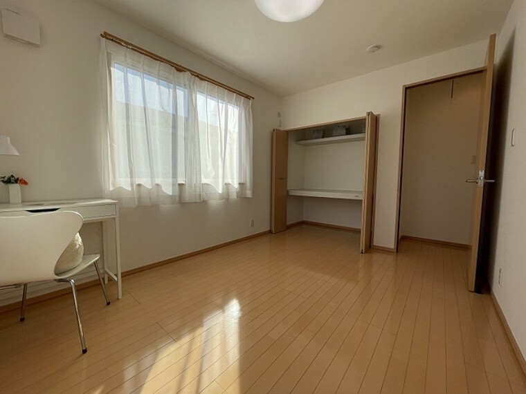 寝室 この部屋だれの部屋にしようかな、なんて会話を現地で楽しんでください。