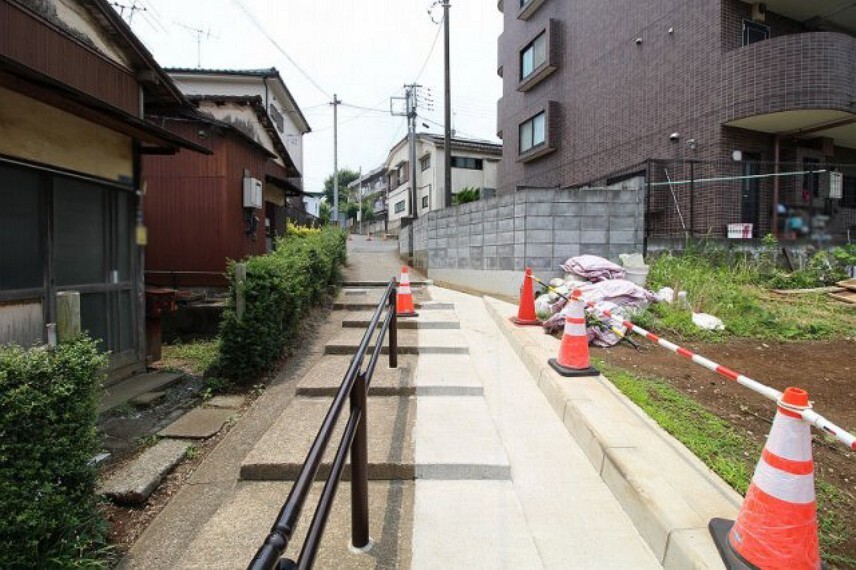 現況写真 前面道路は緩やかな階段の為、車両進入不可。