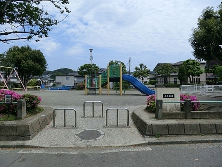 公園 上之公園 複合滑り台、お砂場、ブランコ、カバさん、高さが三段階ある鉄棒があります。
