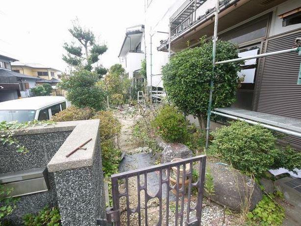 駐車場 庭部分は解体して駐車場になります。