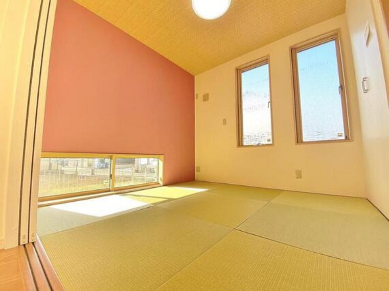 広々した開放感あるリビングの中にある癒しの和空間。家族団らんの場に和のテイストが自然にマッチした、心地良く快適な雰囲気です。