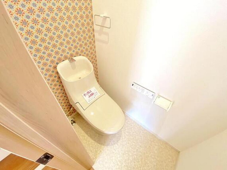トイレ 各階トイレは、換気できるようにきちんと窓を配置してます。アクセントクロスでお洒落に仕上げられた空間です。
