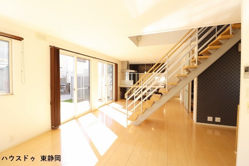 居間・リビング 23.5帖のLDk。窓が大きいので、光を取り込みやすく明るいリビングになっています。