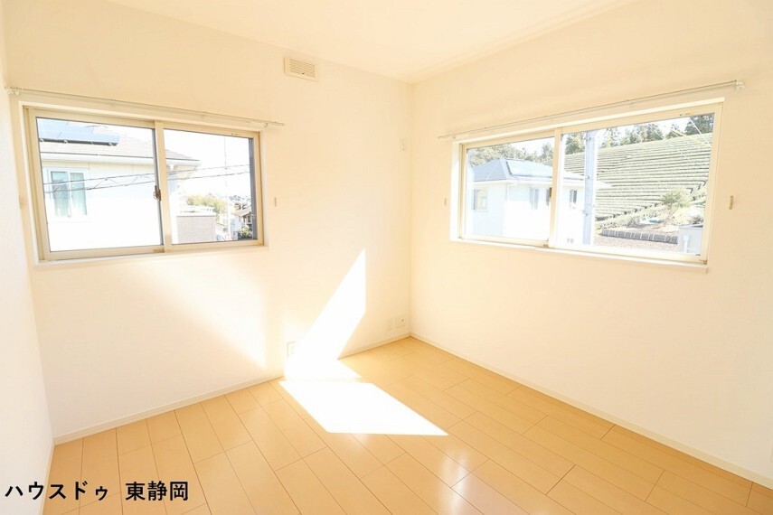 洋室 東側5.3帖洋室。陽当たりや風通しがいいお部屋。