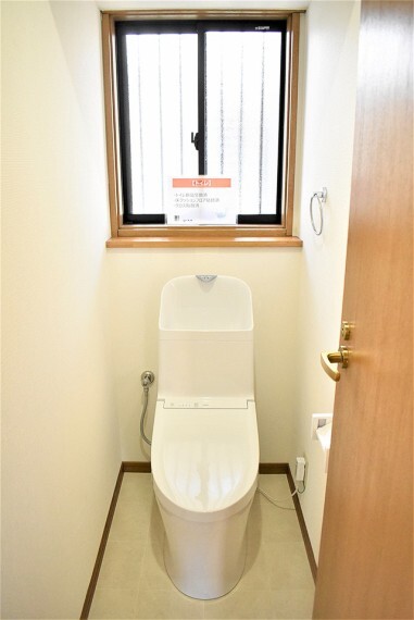 トイレ 新品交換済のトイレは1F・2Fともにウォシュレット付き!小窓が付いている為換気もバッチリして頂けます