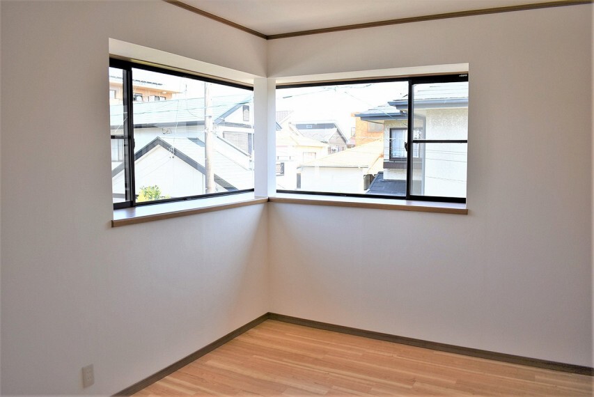洋室 【二面採光の明るい洋室】二面採光のお部屋は明るく風通しが良いです。ペアガラスで断熱性・遮熱性があり結露が激減、保温・保冷効果で節電に繋がります。