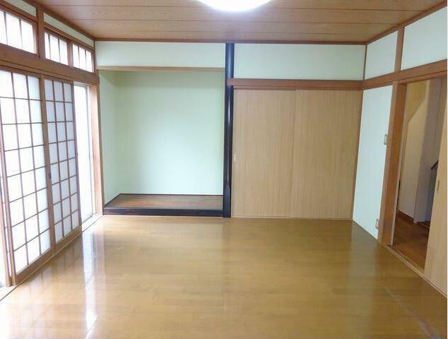 寝室 8帖のひろびろとした洋室。
