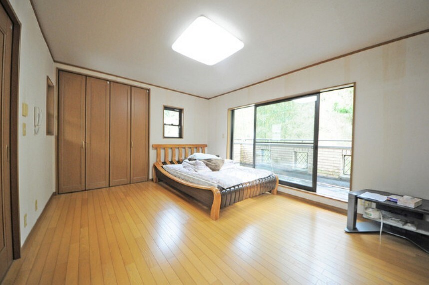 外観・現況 2階洋室。専用バルコニーもついた解放感のあるお部屋です。