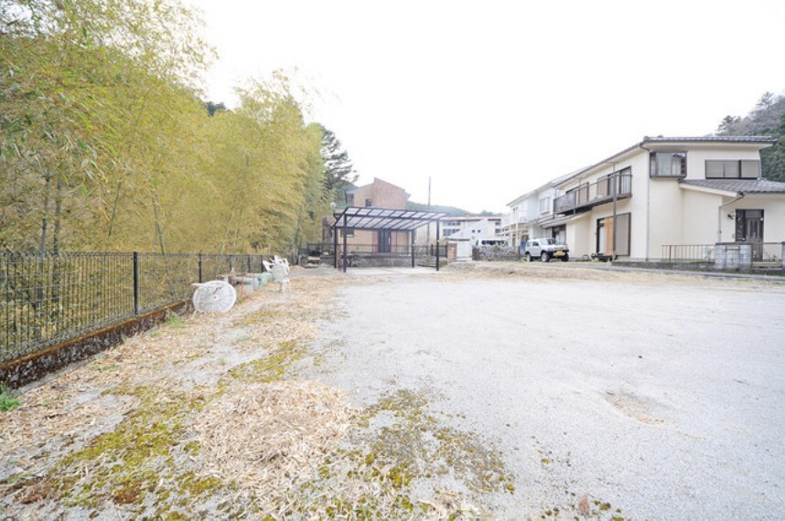 駐車場 多目的用途の広々とした敷地。