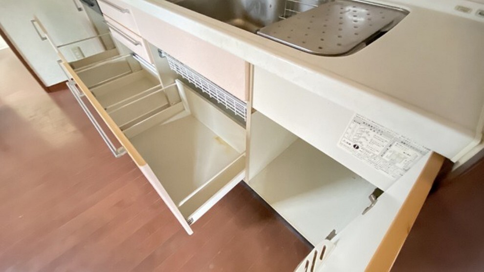キッチン キッチン収納は容量たっぷり。大きなお鍋もそのまま入れられる大きさです。