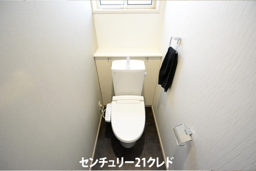 トイレ 各階にトイレが付いているので、忙しい朝の時間帯にも家族皆が気持ち良くお使いいただけます。 白を基調とした清潔感のあるトイレです。