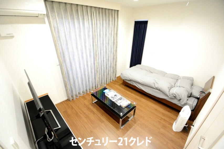 洋室 南側6帖洋室。バルコニーに面したお部屋は日当たり良好。 プライベートな空間も暖かな陽射しを身近に感じられます。 大きな窓からは風邪予防の換気も十分に行えます。