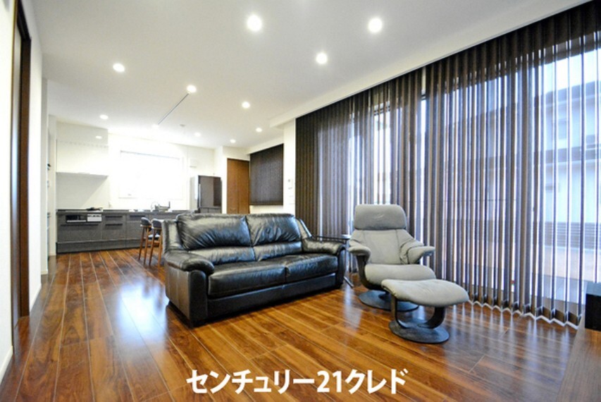 居間・リビング 大きめのおしゃれな家具を置いても余裕があります。 お部屋のイメージも沸きやすいので、ぜひお気軽にご見学ください。 お問い合わせはセンチュリー21クレドまでどうぞ!