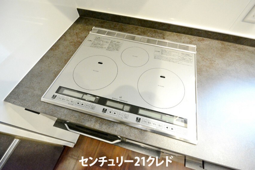 キッチン IHクッキングヒーターです。お手入れラクチン!調理後はサッと一拭きするだけで、汚れを落とせます!火の消し忘れの心配もなく安心ですね。