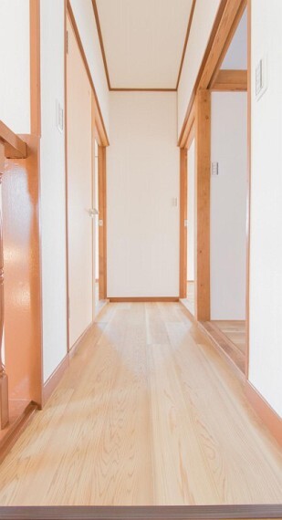 清潔感漂う廊下。各お部屋をつなぐ主要空間として美しく存在しています。